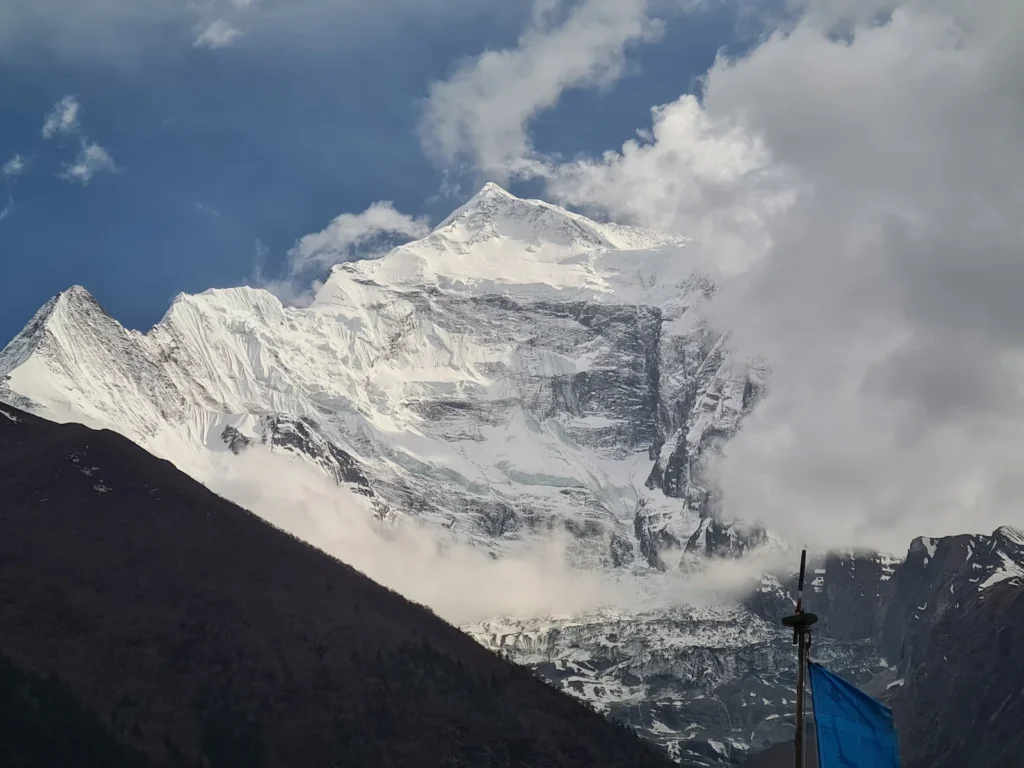 Veľkosť Anapurny II Vás dostane. Vlajka v Pisangu je vo výške 3200m n.m. Vrchol anapurny je o 4800 metrov vyššie.