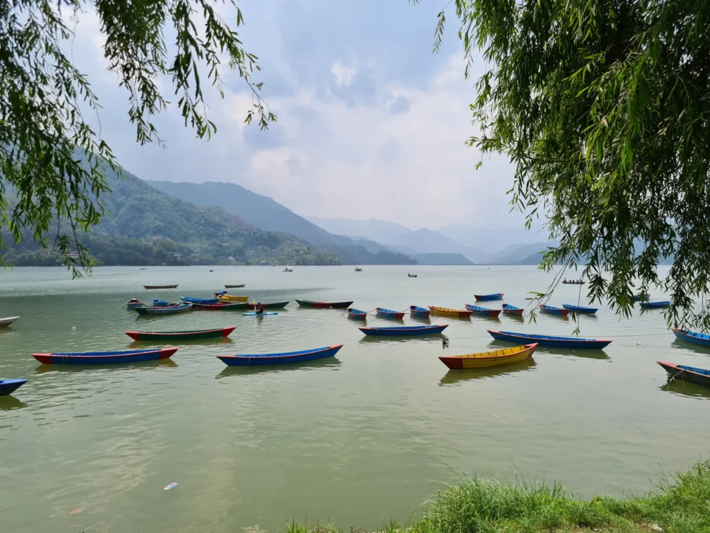 Pokhara - hlavné mesto Nepálu z pohľadu turizmu. Upokojujúci pohľad na Jazero Phewa.